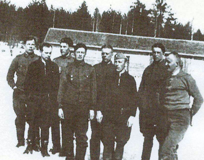 Pahkalammen vartion miehistö pihallaan vasemmalta Karhinen, Tolonen, Mäkelä, Paldanis, Jurva, Mäki ja Pihlaja. Taustalla ulkorakennes..jpg