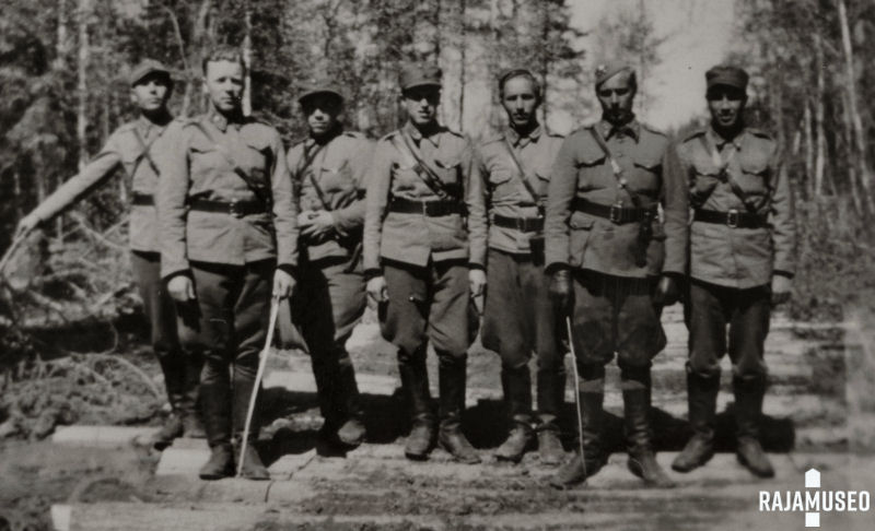 Majuri Y.E. Saarelainen tarkastuskäynnillä Verandapurolla kesällä 1943.jpg