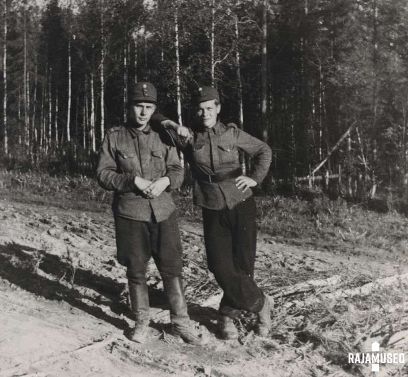 Korpraali Sipilä ja jääkäri Lehtonen kesällä 1942 (Custom).jpg
