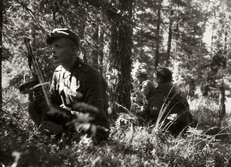 SA-kuva väijytyspartio Ruotausjärvellä kesä 1944.jpg